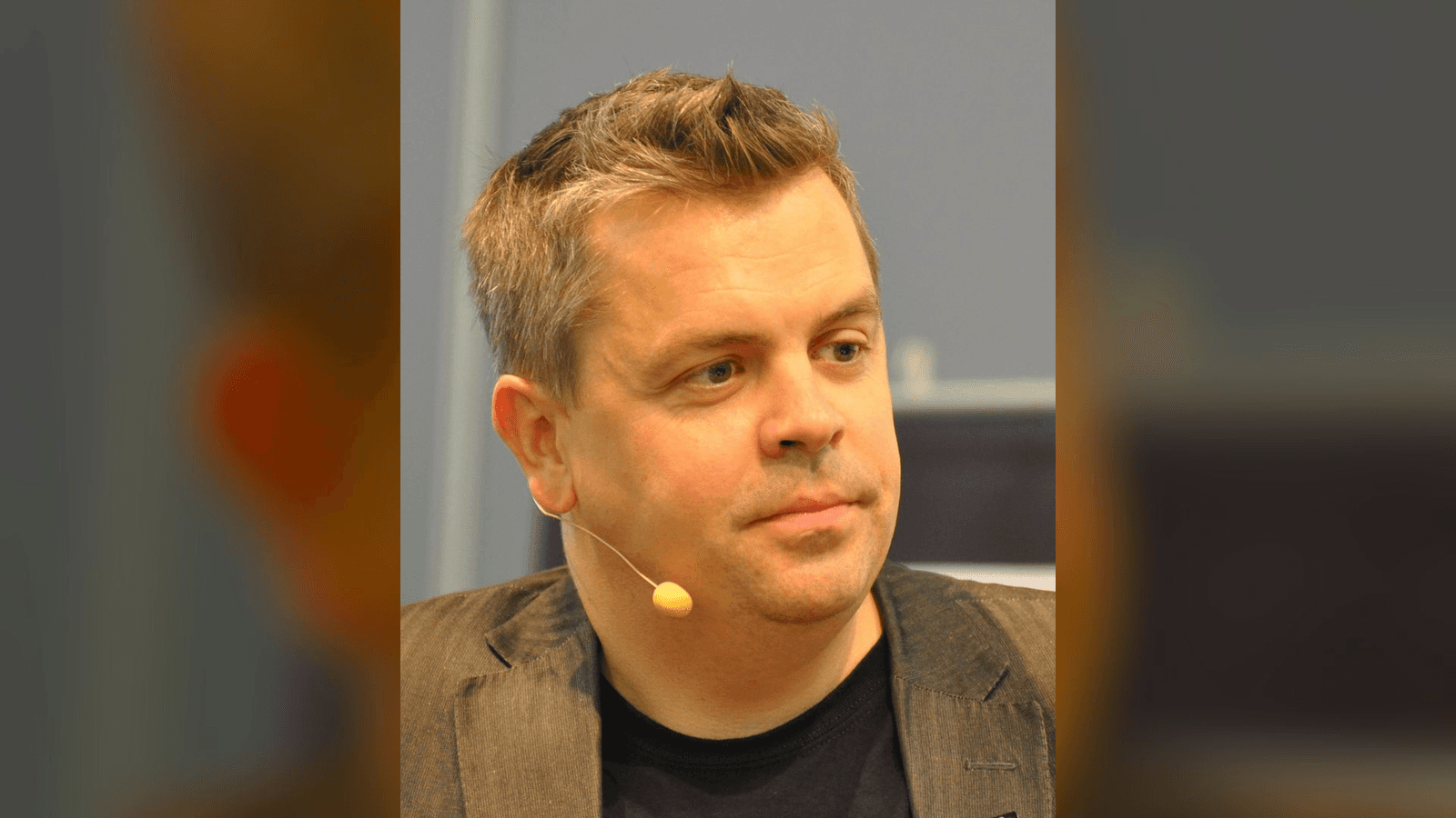Alf Rehn mikrofoni korvallaan tapahtumassa.