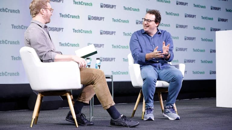 Dario Amodei keskustelee haastattelijan kanssa TechCrunch Disruptin lavalla vuonna 2023