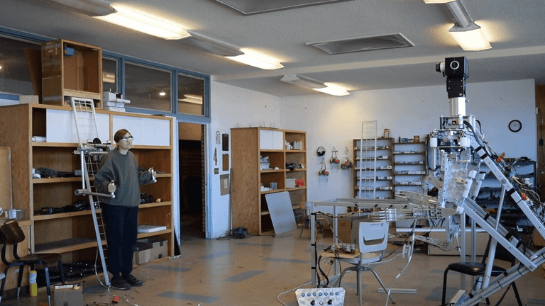 Claude piirsi humanoidirobotin yössä – 1,4 miljoonaa tokenia