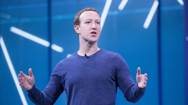 Mark Zuckerberg puhuu lavalla Metan F8-kehittäjätapahtumassa sinistä tausta vasten