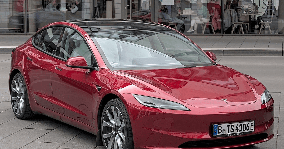 Musk myönsi: miljoonat Teslat eivät koskaan aja itsestään