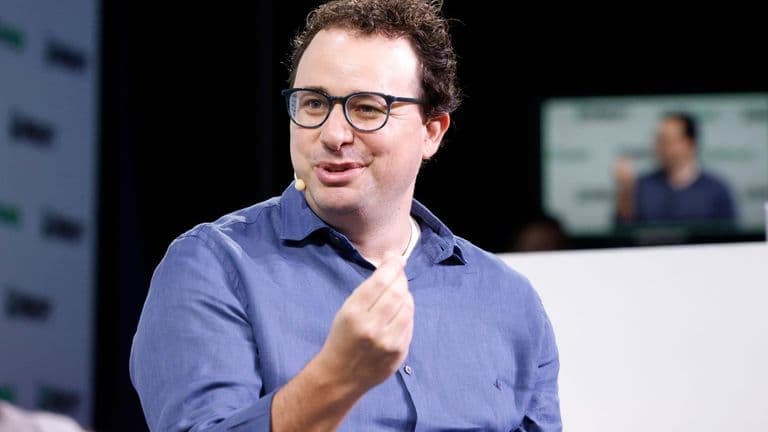Dario Amodei puhuu TechCrunch Disrupt -tapahtuman lavalla ja elehtii kädellään