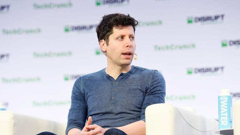 Sam Altman puhuu lavalla TechCrunch Disrupt -tapahtumassa San Franciscossa