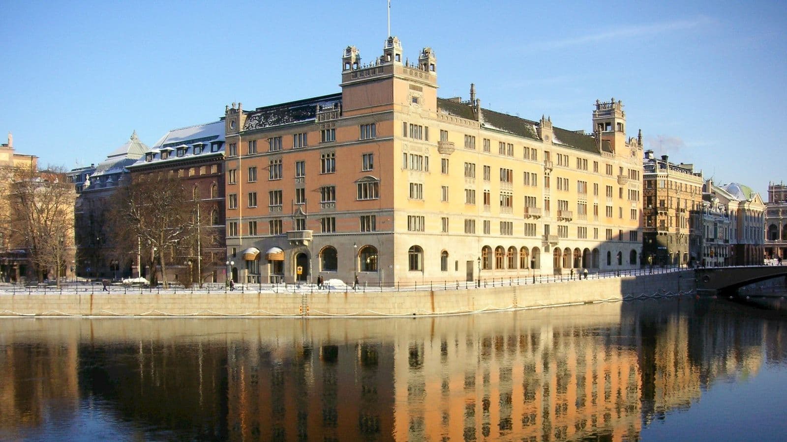 Ruotsin valtioneuvoston kanslian Rosenbad-rakennus Tukholmassa talvisessa auringonvalossa, rakennus heijastuu veteen