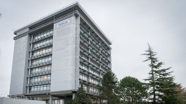 Nokian toimistorakennus Pariisin Saclayn alueella, rakennuksen seinässä Nokia-logo
