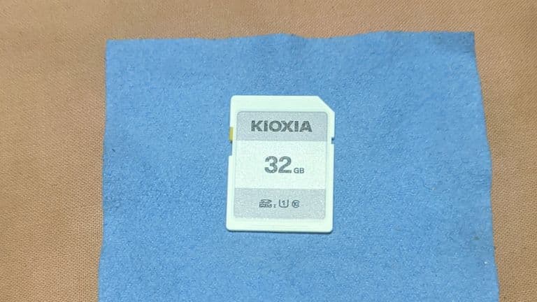 Kioxian 32 gigatavun SD-muistikortti sinisen liinan päällä