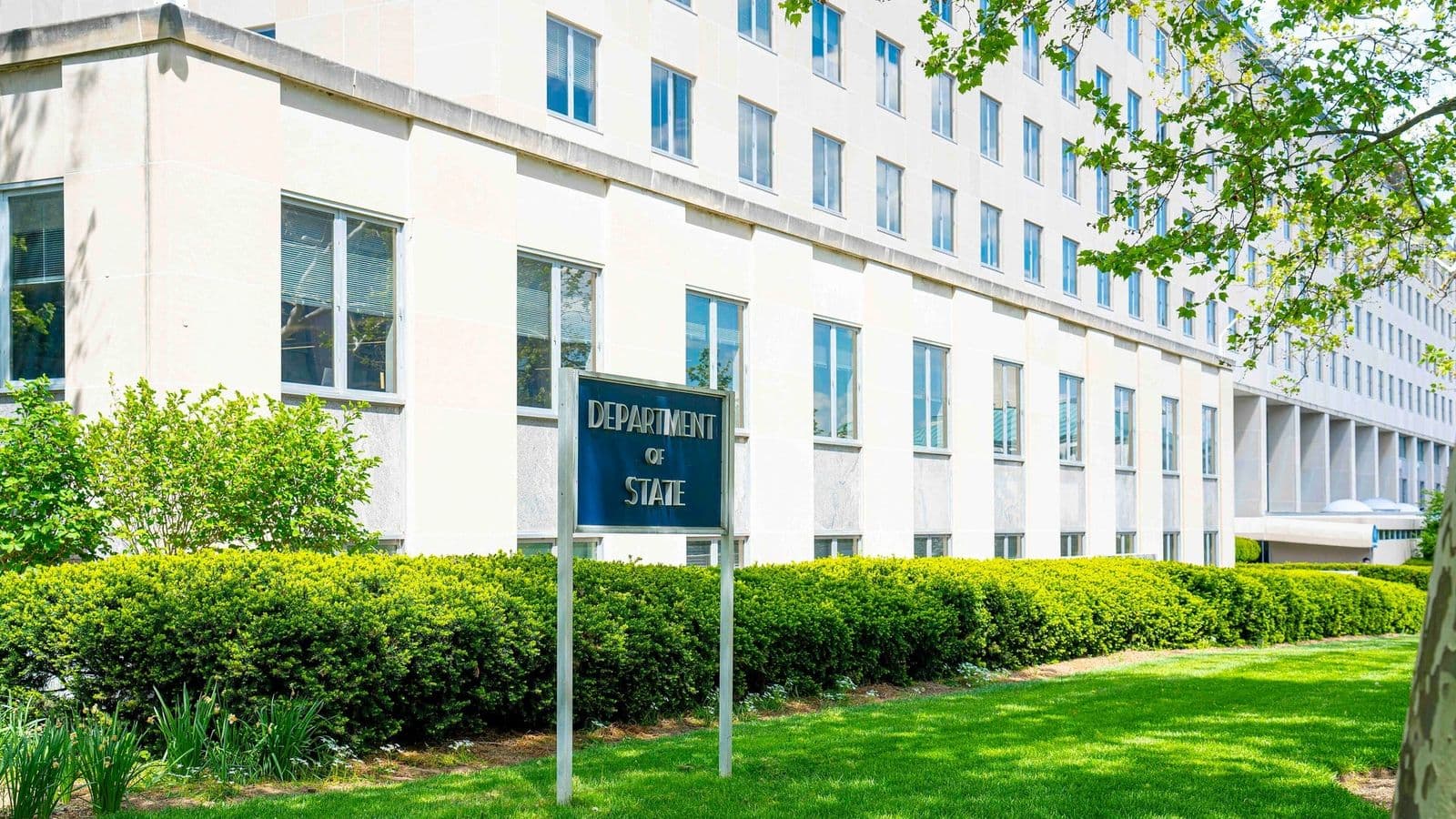 Yhdysvaltain ulkoministeriön Harry S. Truman -rakennus ja Department of State -kyltti Washingtonissa