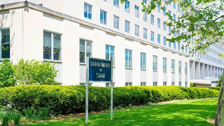 Yhdysvaltain ulkoministeriön Harry S. Truman -rakennus ja Department of State -kyltti Washingtonissa