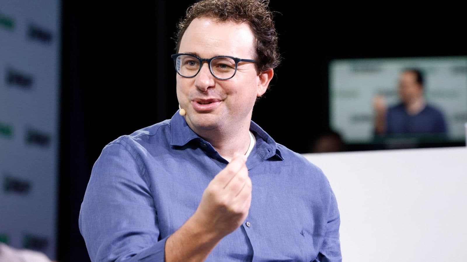Dario Amodei puhuu TechCrunch Disrupt -tapahtuman lavalla ja elehtii kädellään