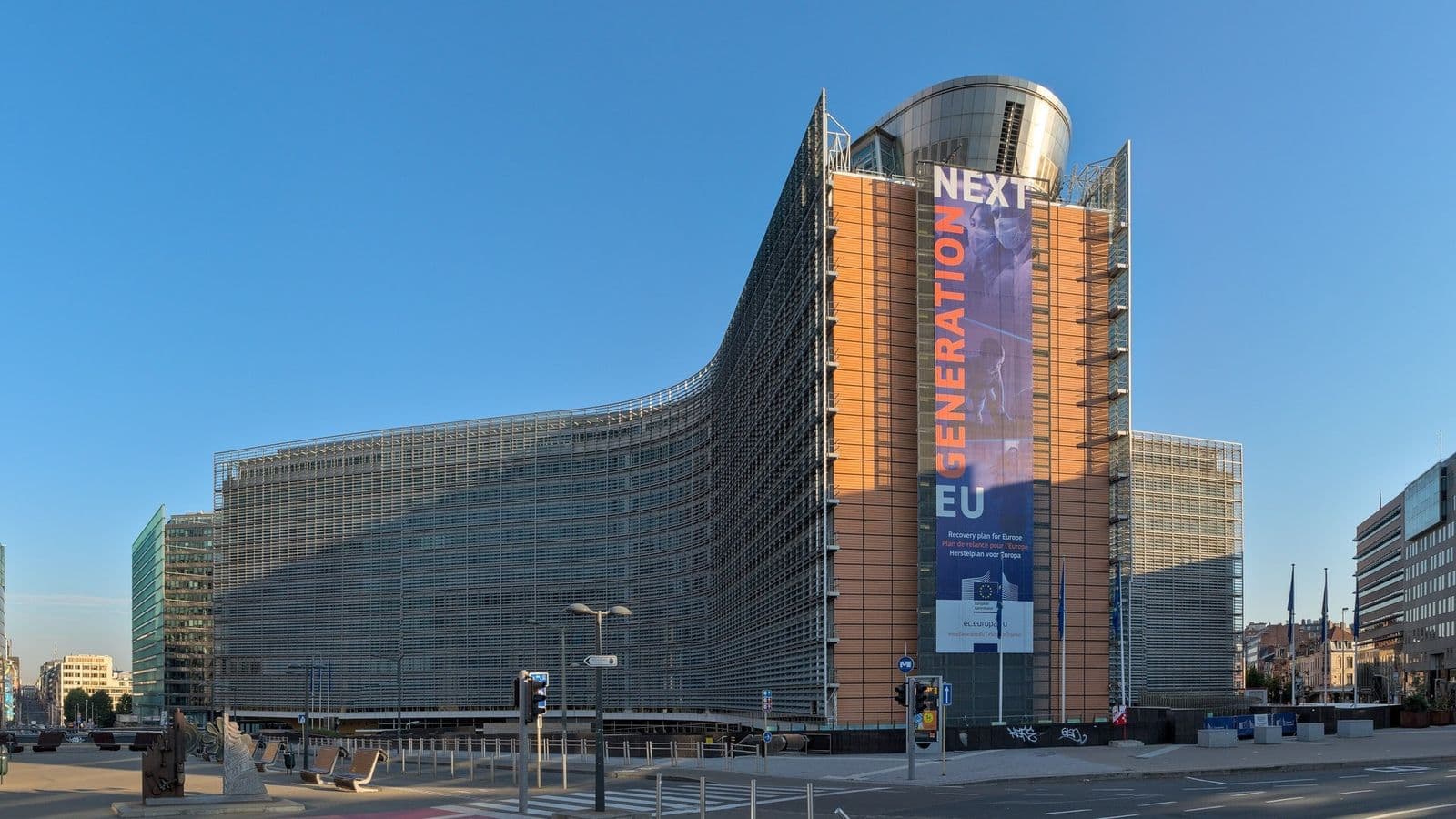 Euroopan komission Berlaymont-rakennus Brysselissä, julkisivulla NextGenerationEU-banneri