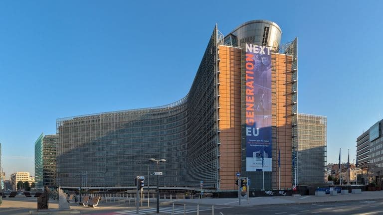 Euroopan komission Berlaymont-rakennus Brysselissä, julkisivulla NextGenerationEU-banneri