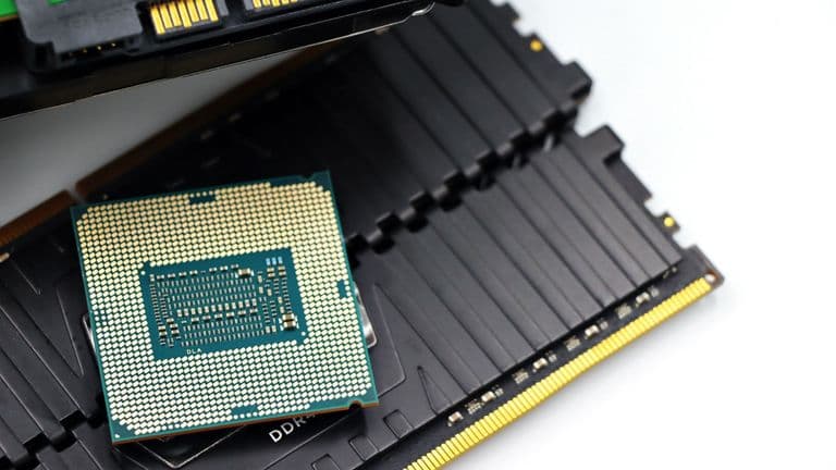Prosessoripiiri ja DDR4-muistimoduuli lähikuvassa valkoisella taustalla