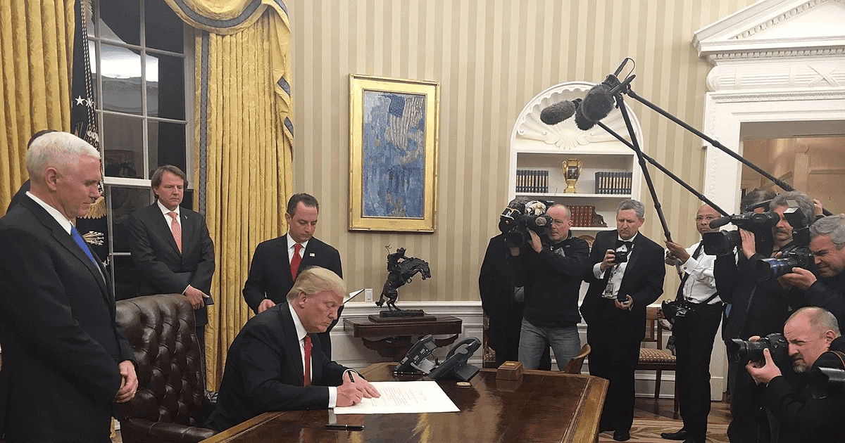 Trump perui tekoälyasetuksen tuntia ennen allekirjoitusta